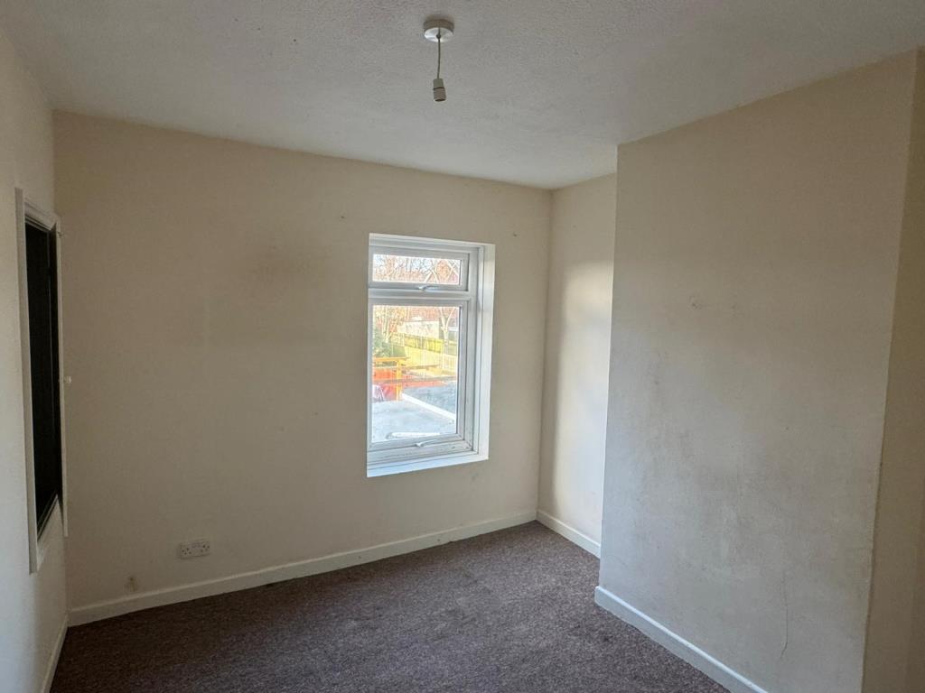 Lot: 104 - HOUSE FOR IMPROVEMENT - Rear bedroom